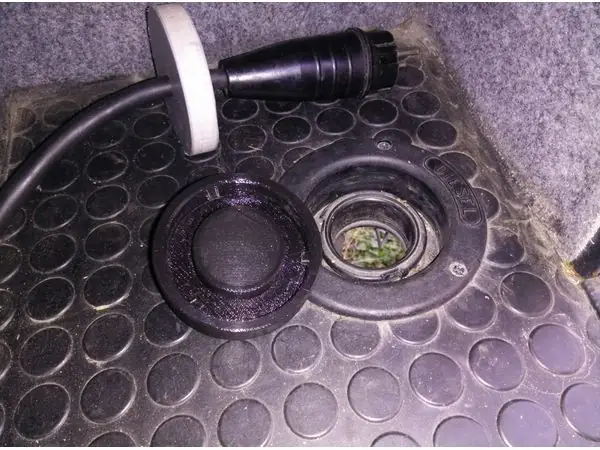 Cap for water / diesel filler neck