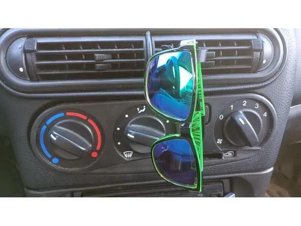 Sunglasses holder for Chevrolet Niva 2123 vent