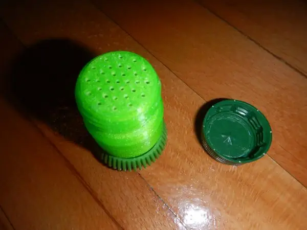 Travel salt shaker
