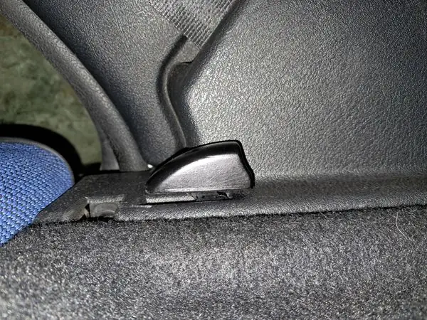 Peugeot 106 phase 2  Bouton blocage banquette arriere