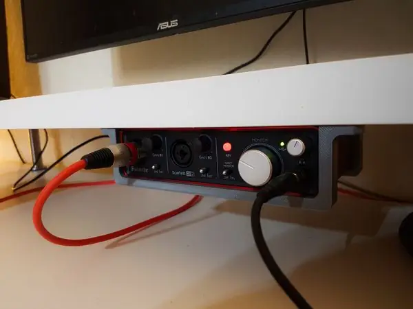 Mounting brackets for Scarlett 2i2