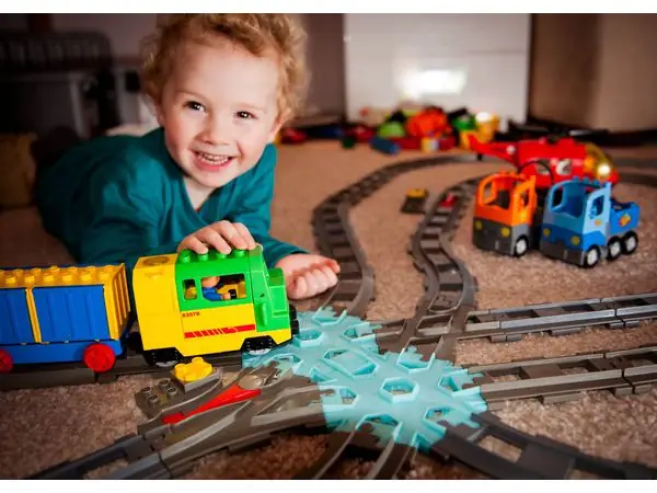 Duplo hexagon railroad crossing