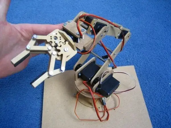 Robotic arm with 7 servos
