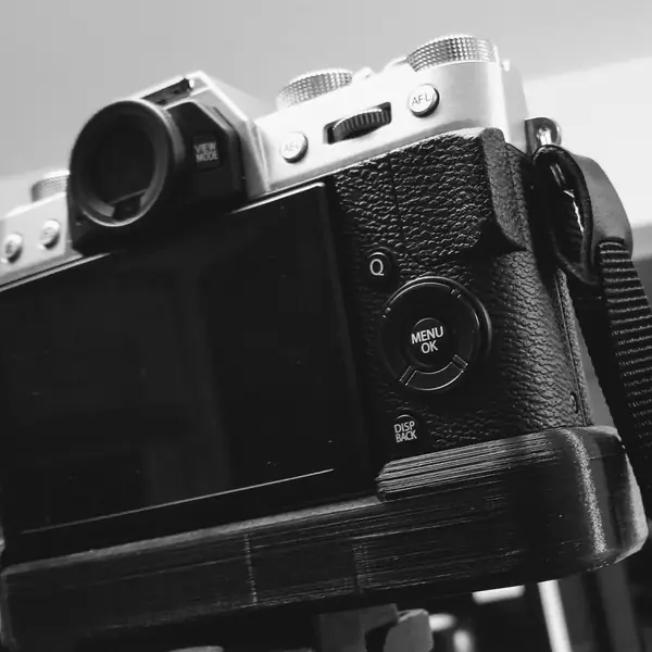 Fujifilm X-T20 and X-T10 Base Grip with Manfrotto RC2 QR Plate