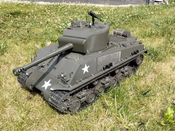 RC tank Sherman M4A3E8 1:10