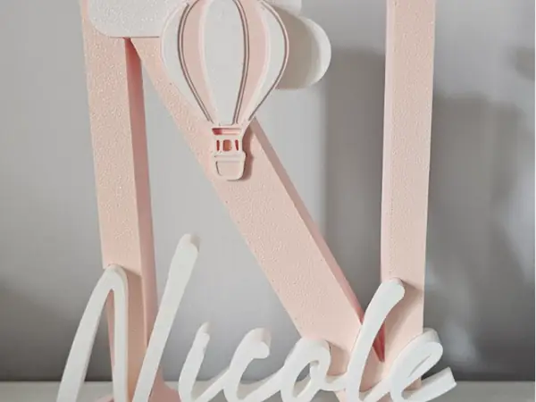 Lettera N con nome Nicole Decorazione elegante