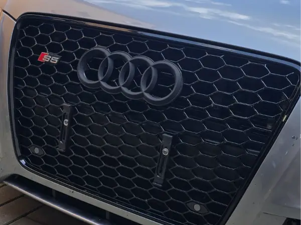 Audi RS Style Wabengrill – Logo-Halter