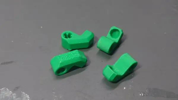 Live axle suspension Wheel hub to axle attachment for brick models