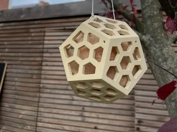 Cat hair birdfeeder