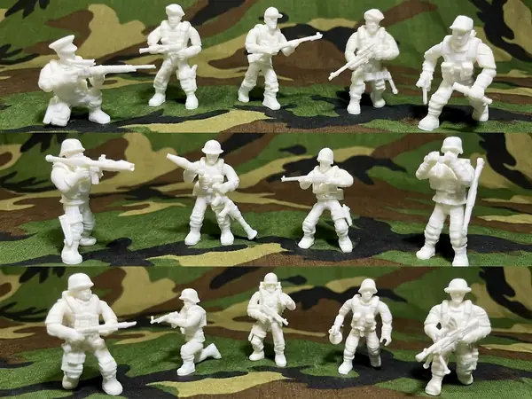 14 military toy soldiers