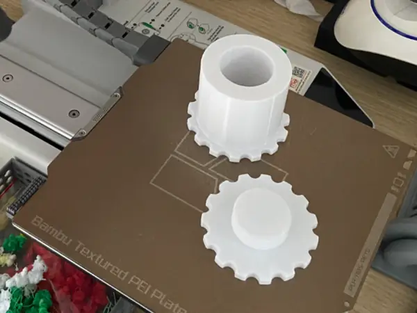 Plastic reel core connecting bolt