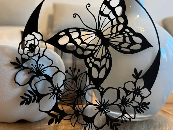 Schmetterling im Blumenkranz