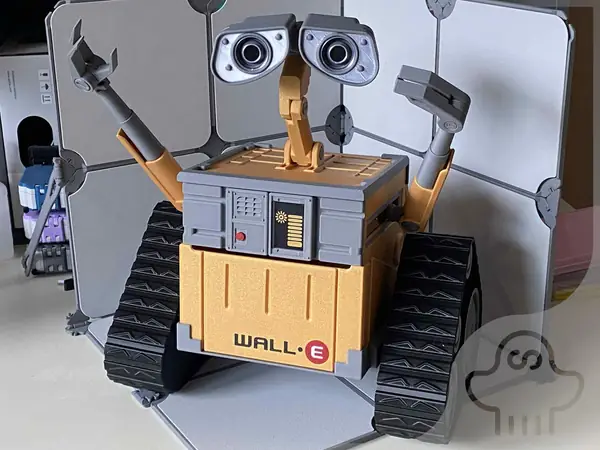 Posable WALL-E (Paper Dispenser)