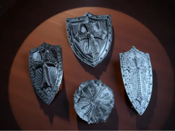 Miniatur knight shields 