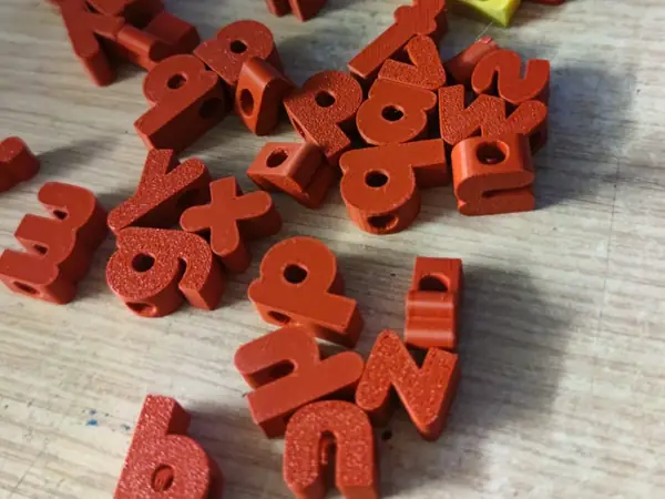 alfabeto forato per bracciali