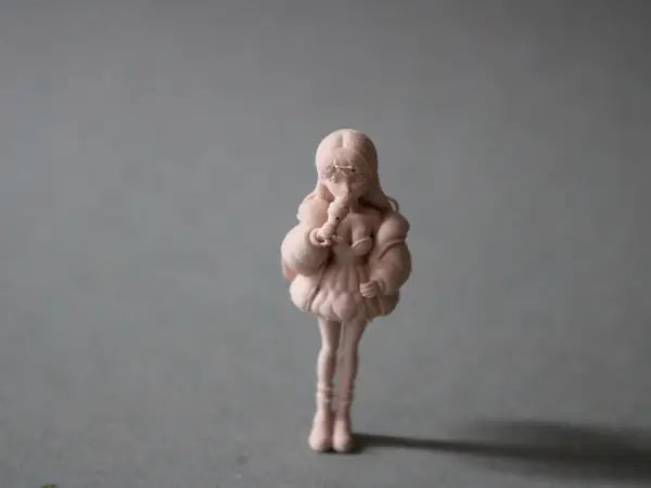 Figurine d'une fille qui mange une glace 