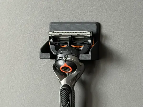 Razor blade holder