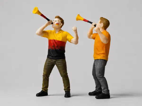 jubelnder Fußballfan mit Vuvuzela - LGB-Gartenbahn