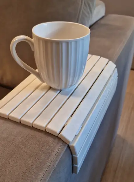 Flexible sofa arm table
