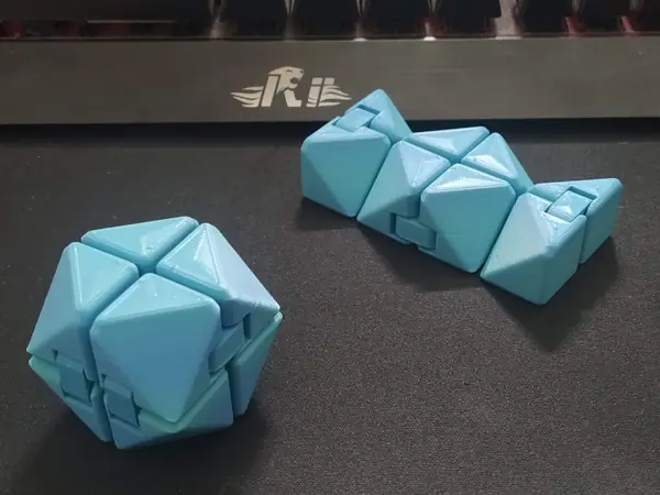 Infinity triangle cube fidget toy