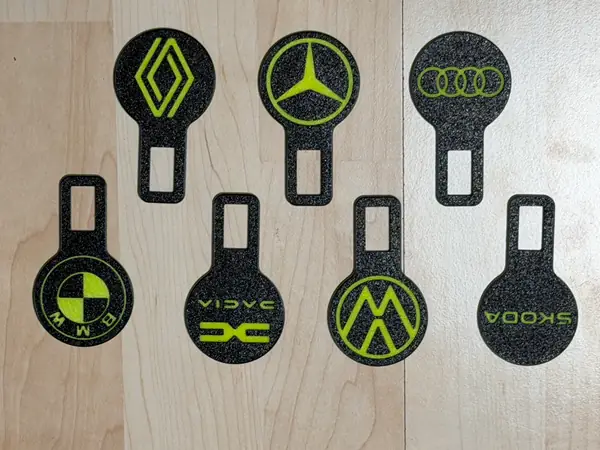 Gurtstecker mit Logo (Audi, BMW, Dacia, Mercedes, Renault, Skoda, VW) / seat belt dummy plug