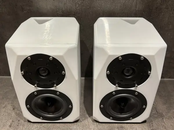Crystals 3D-Printed Two-Way Loudspeakers / Speaker Enclosure