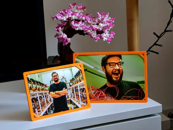 THE Photo Frame - one file, no supports