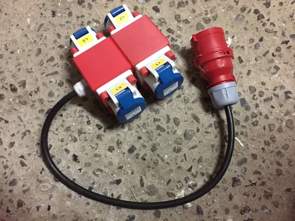 Power distribution box