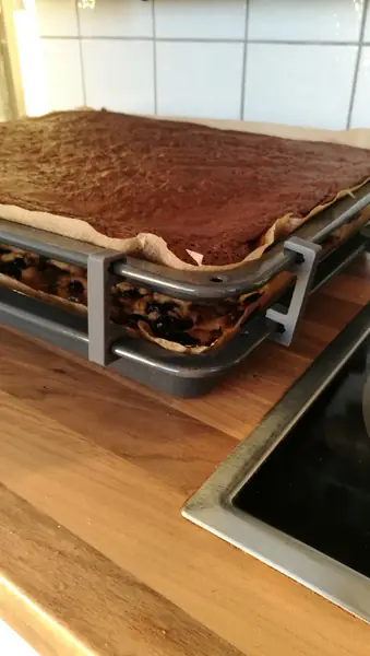 Baking tray stacker