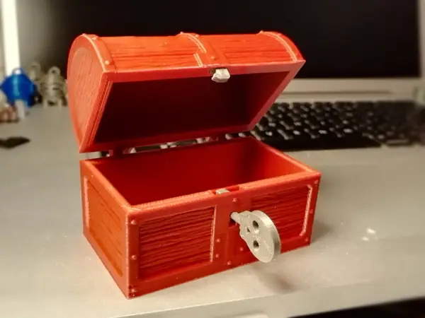Hinged Chest with Working Lock and Wood Texture