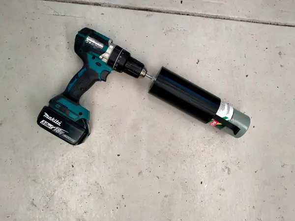 Paint can shaker/mixer for hand drill