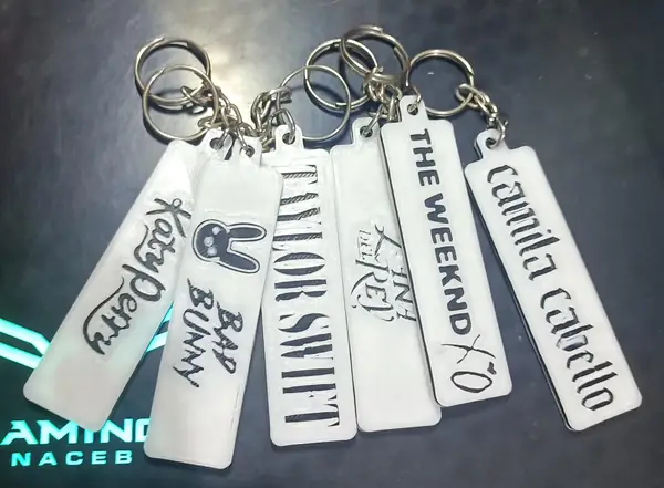 Spotify Keychain with Artist Name (Multiple Artists), Camila Cabello, Katy Perry, Taylor Swift, Bad Bunny, The Weeknd, Lana Del Rey, Morat, BTS, Jesse & Joy, One Direction, Peso Pluma, Metallica, 21 Pilots, Olivia Rodrigo,THE 1975, etc.