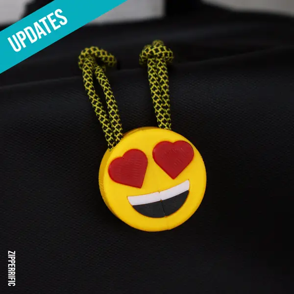 Zipper Pull - Smiling Face with Heart-Eyes (Emoji)