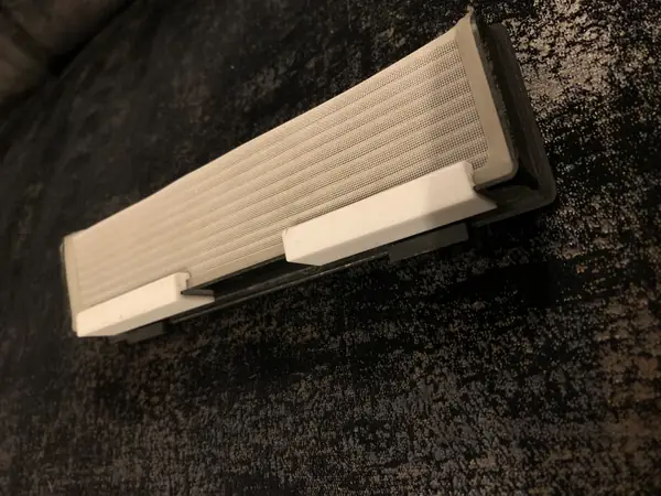 Neato robot vacuum cleaner filter clamp - Pince filtre robot aspirateur Neato
