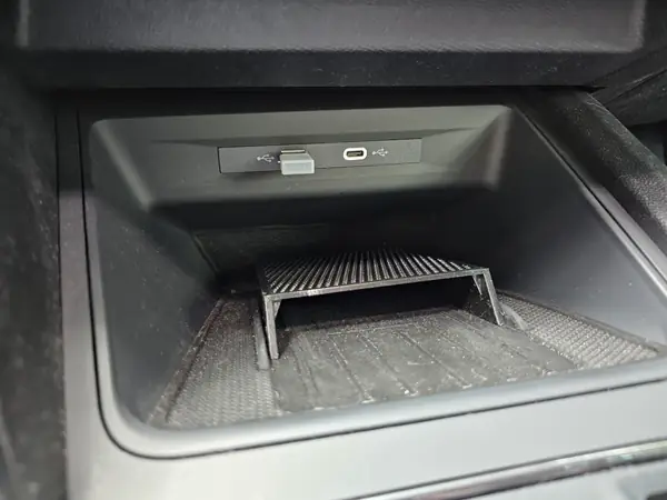 Cupra/Seat Leon shelf for front QI box